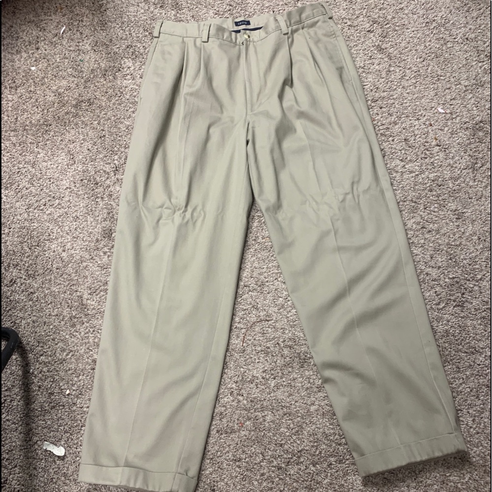 Izod pleated and cuffed khaki trousers size 36x32